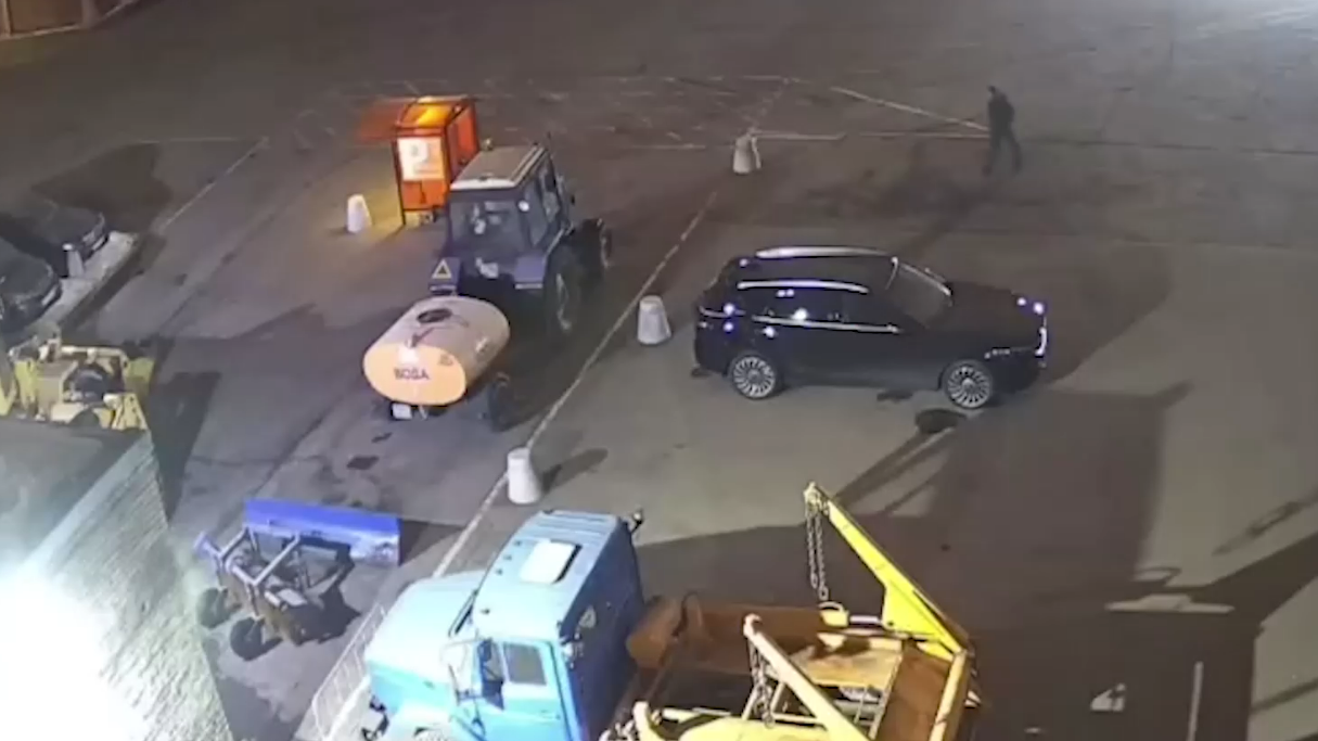 Мужчина угнал в центре Москвы трактор с прицепом и уехал в Бутово