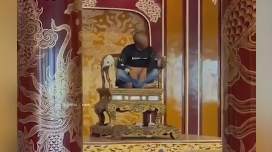 Полуголый мужчина во Вьетнаме устроил дебош на выставке и сломал трон