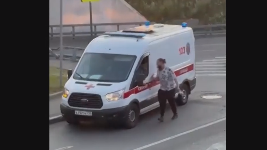 Полицейские задержали пьяного, напавшего на машину скорой помощи в Москве