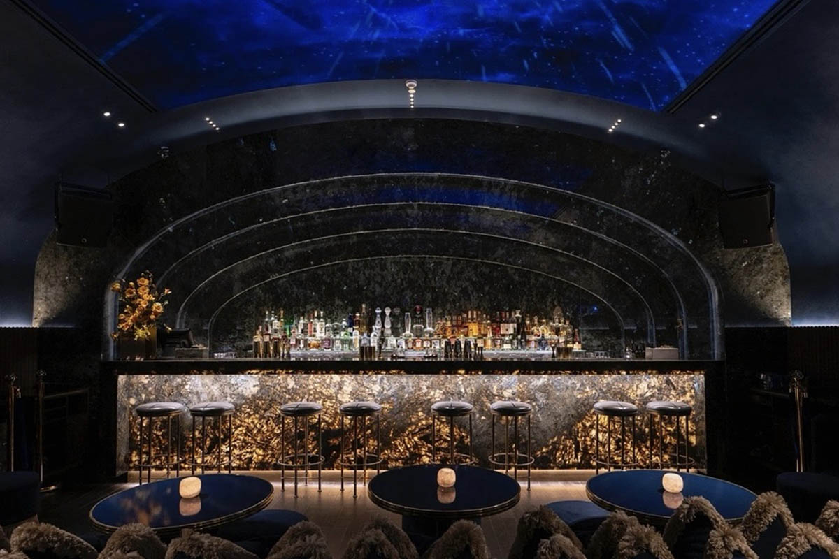 Бар Galaxy, расположенный в Дубае, опубликовал книгу коктейлей, в которой представлены 60 эксклюзивных рецептов, созданных директором по напиткам бара Кристианом Хордеюком