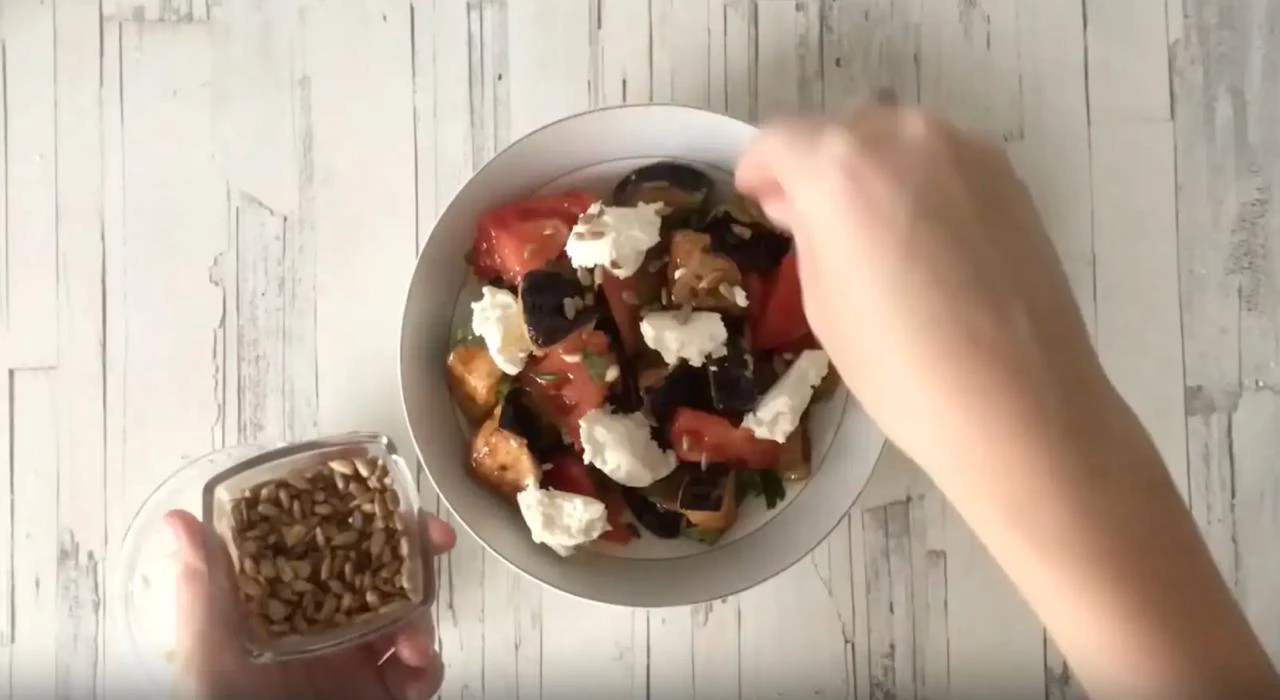 Посыпьте салат семечками