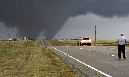 Торнадо заблокировали дороги в ряде штатов США