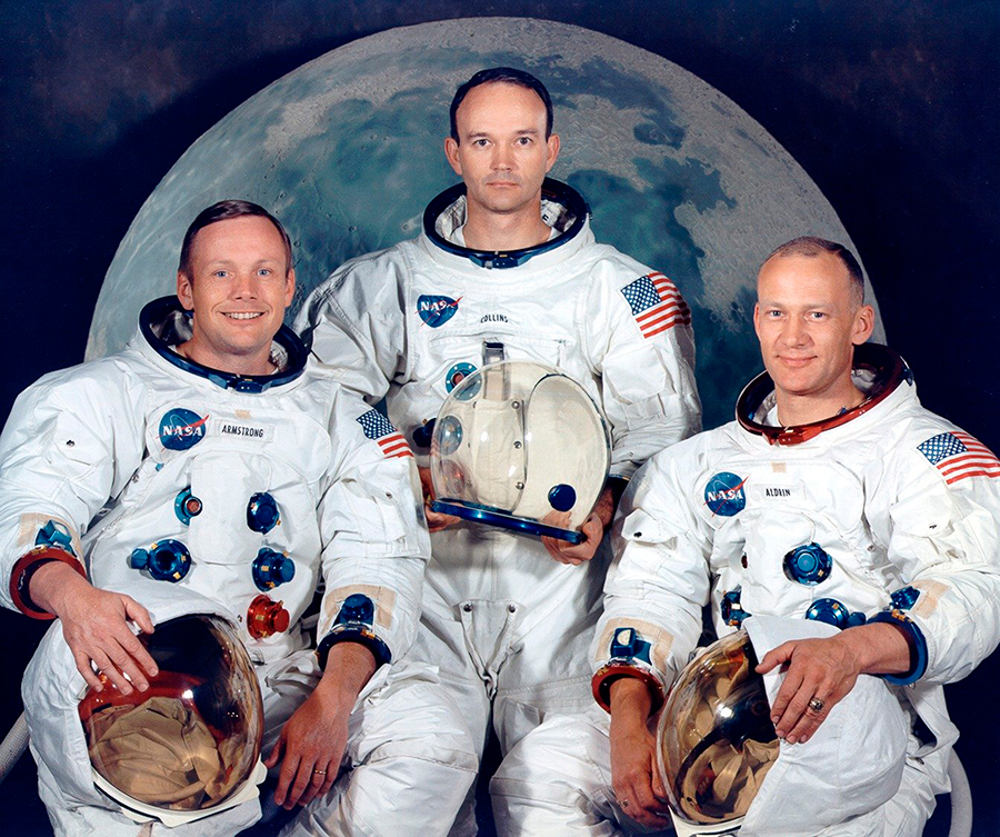 Начало 60-х было ознаменовано началом космической гонки США и СССР. Американское правительство выделило большие средства корпорациям Boeing, Lockheed и Rockwell и поставило перед ними цель: к 1970 году доставить человека на Луну. В 1961 году компании приступили к разработке лунной программы. Освоение спутника Земли проходило в несколько этапов: в 1968 году летательный аппарат &laquo;Аполлон-8&raquo; облетел Луну и вернулся на Землю, а спустя год экипаж &laquo;Аполлона-9&raquo; на околоземной орбите успешно испытал корабль, который готовили к прилунению.

Миссия доставить американских астронавтов на Луну выпала кораблю &laquo;Аполлон-11&raquo;. Его экипаж должен был высадиться на ее поверхность, собрать образцы грунта и вернуться. После тщательного отбора и долгих тренировок было решено отправить на миссию ветеранов корейской войны, офицеров ВВС США Нила Армстронга (слева) и Майкла Коллинза (в центре), а также офицера ВВС США Эдвина Олдрина. Все они к этому моменту уже совершили по одному полету в рамках &laquo;Программы Джемини&raquo; (вторая американская миссия пилотируемых космических полетов.&nbsp;&mdash; РБК). Капитаном корабля вместо Армстронга мог стать Фрэнк Борман&nbsp;&mdash; командир &laquo;Аполлона-8&raquo;, но он отказался

