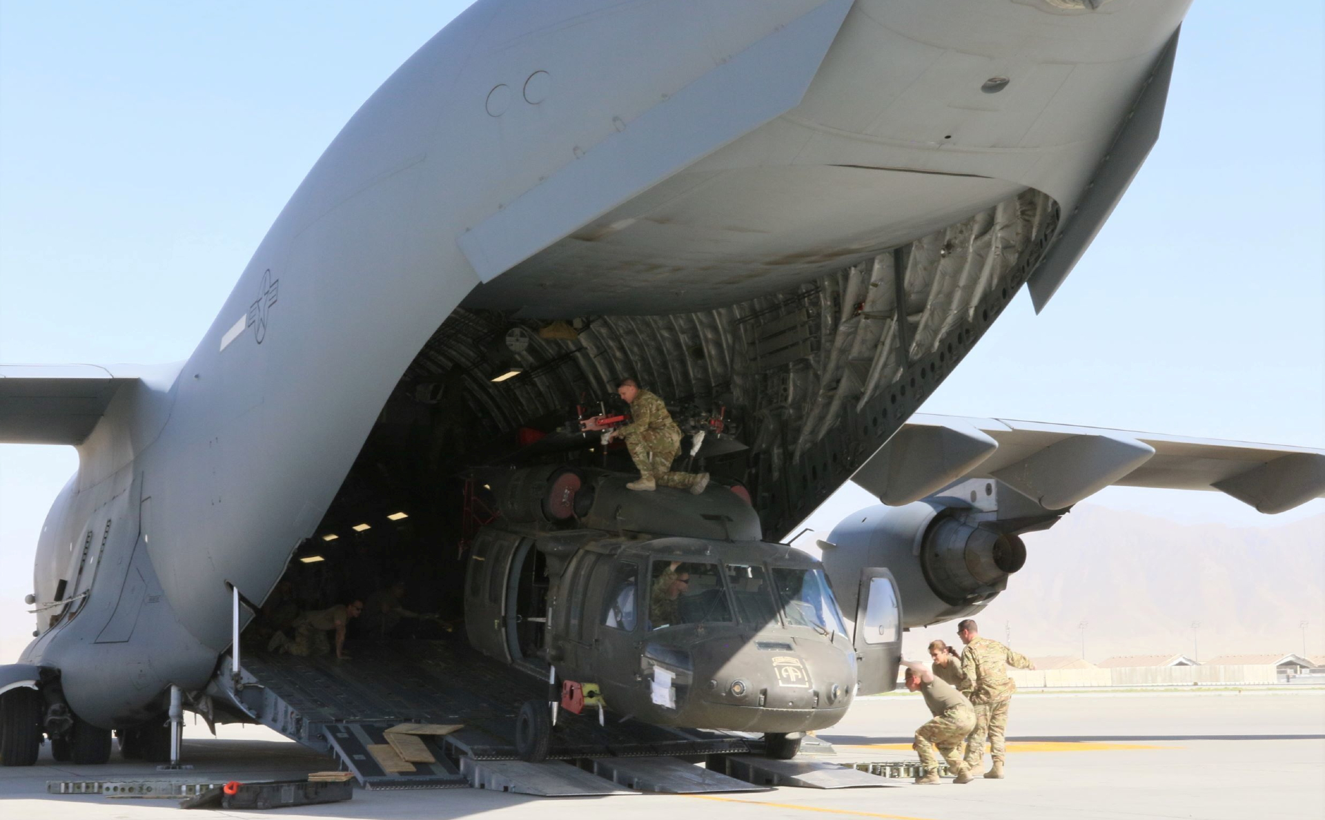 Погрузка вертолета в самолет C-17 Globemaster III