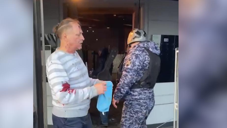 Видео от очевидца с места взрыва в кафе в Санкт-Петербурге