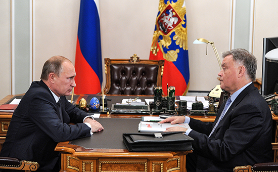 Президент РФ Владимир Путин и глава РЖД Владимир Якунин (слева направо) во время рабочей встречи в Ново-Огарево