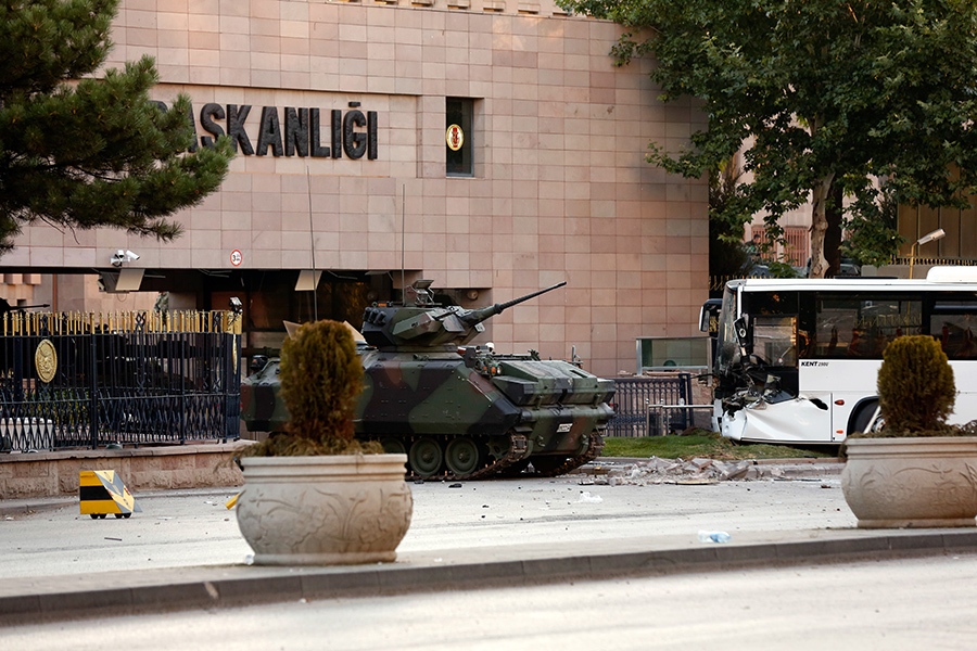 БТР у штаба турецкой армии в Анкаре, 16 июля 2016 года