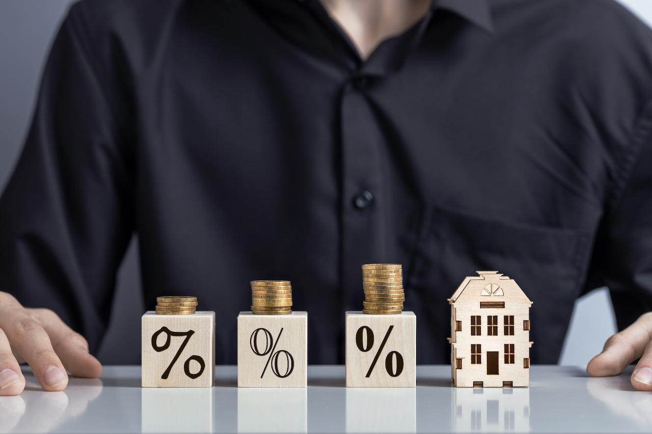 Размер платежа по ипотеке зависит от суммы кредита, первоначального взноса, срока и ставки