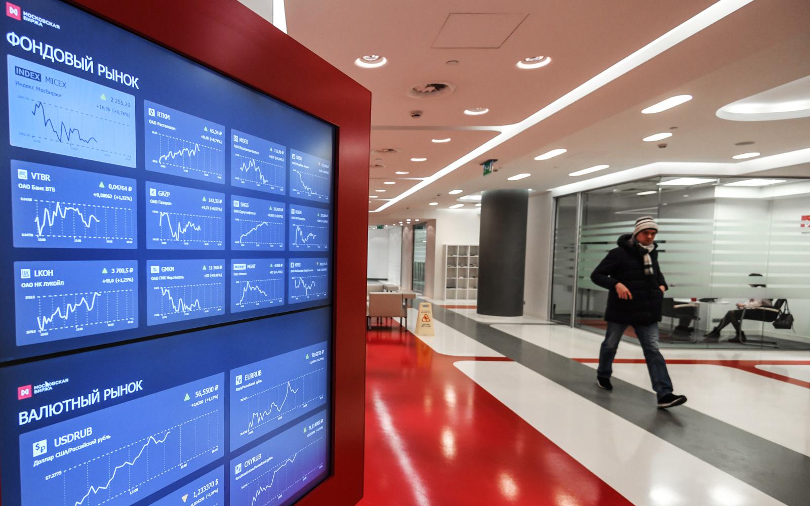 Котировки фондового и валютного рынков на экране в здании Московской биржи