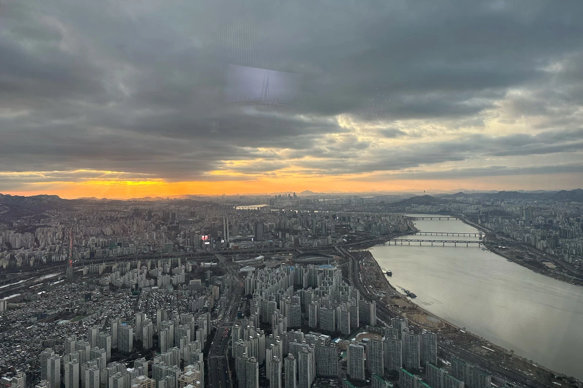 <p>Виды из башни Lotte Tower на весь Сеул</p>