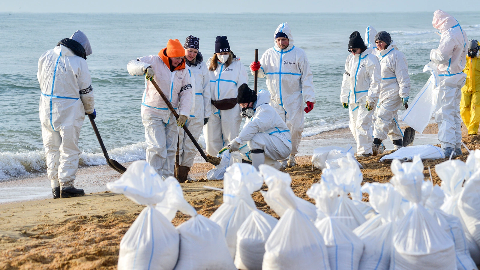 Уборка пляжей в Анапе после разлива мазута в Черном море. 5 января 2025 года