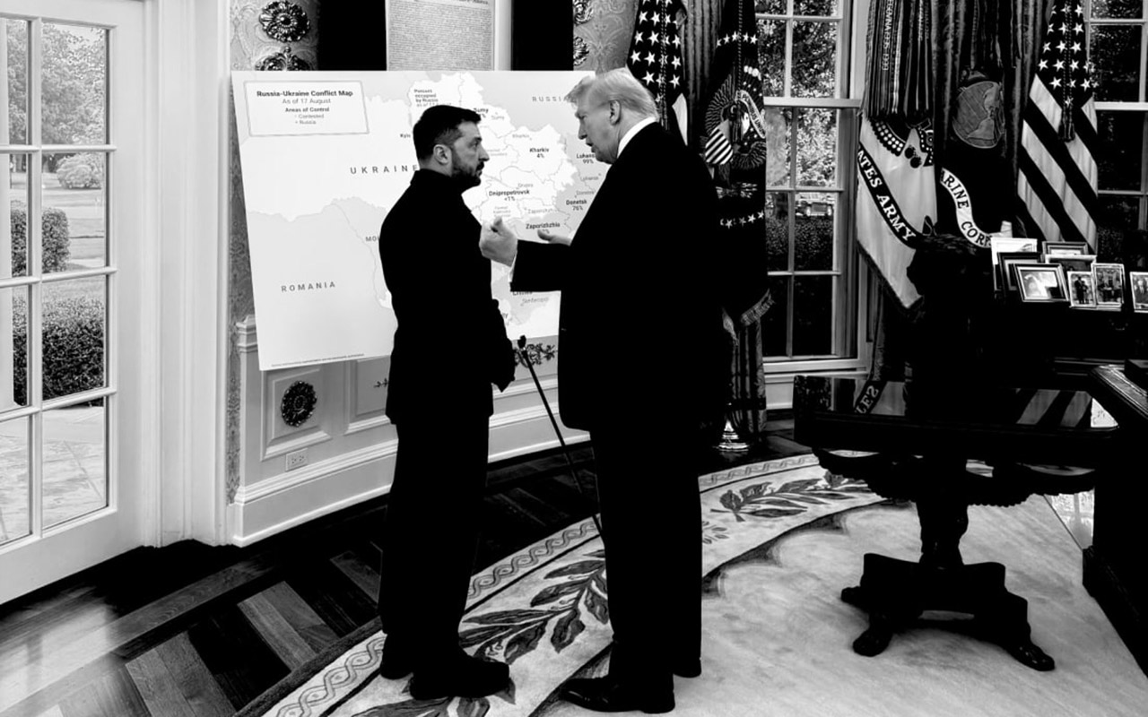 На встречу украинская делегация принесла карту боевых действий в регионе. Ее установили напротив президентского стола. Зеленский позже рассказал, что показал Трампу на карте &laquo;много деталей на поле боя&raquo;