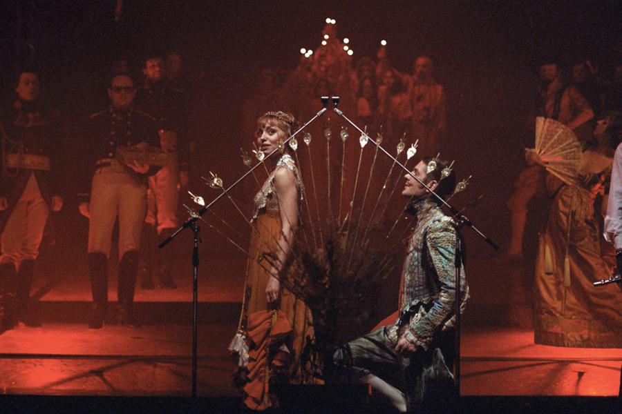 Премьера спектакля «Юнона и Авось» по одноименной рок-опере в Московском театре имени Ленинского комсомола (ныне Московский государственный театр «Ленком Марка Захарова»).
Актеры Елена Шанина в роли Кончиты и Александр Абдулов в роли Фернандо Лопеса, 1981 год