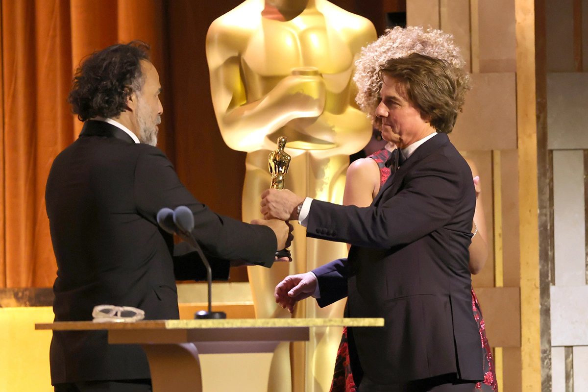 Алехандро Гонсалес Иньярриту вручает Тому Крузу почетную премию «Оскар»