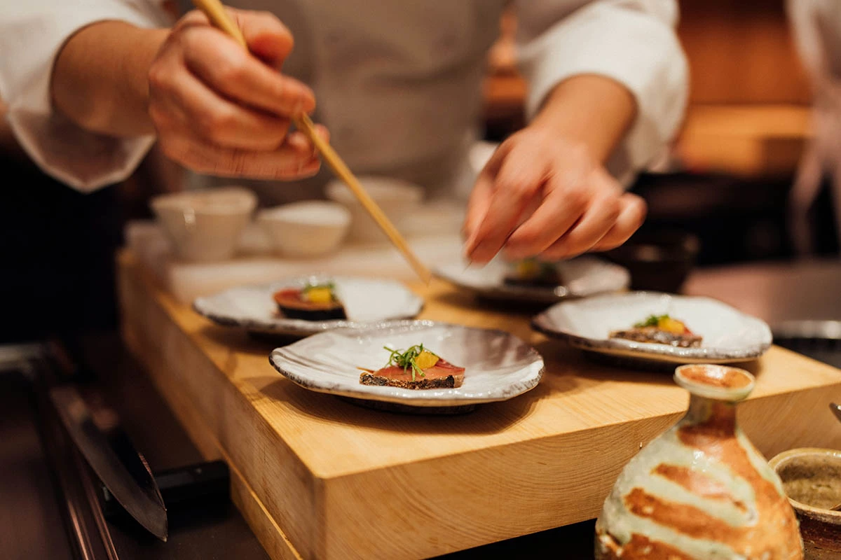 Максим Гребеник, победитель Московского кубка сомелье, один из лучших экспертов по вину в России, только что вернулся из путешествия по Японии, где перепробовал несколько десятков видов саке и посетил несколько ресторанов в Токио