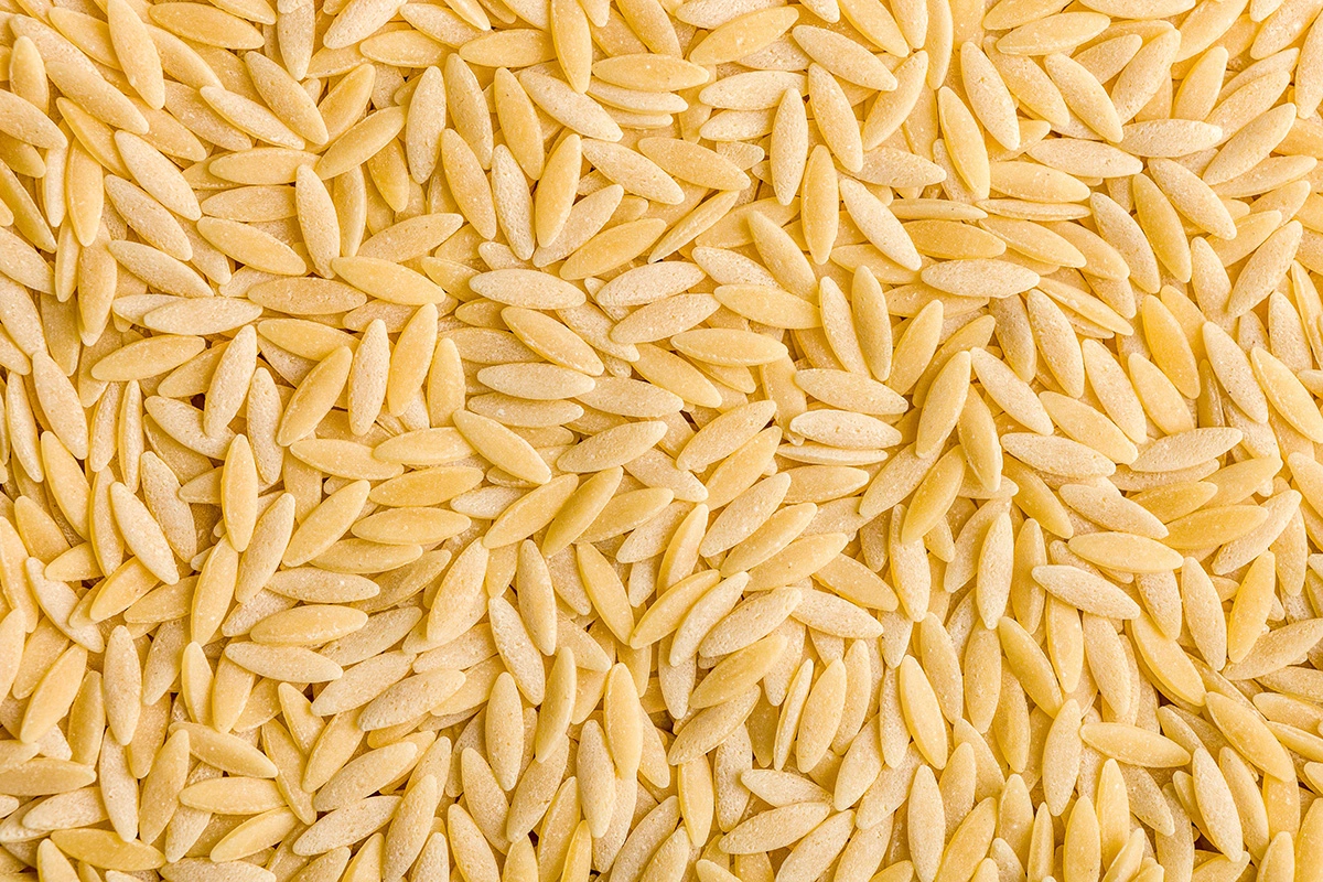 Пасту орзо можно использовать как альтернативу крупам