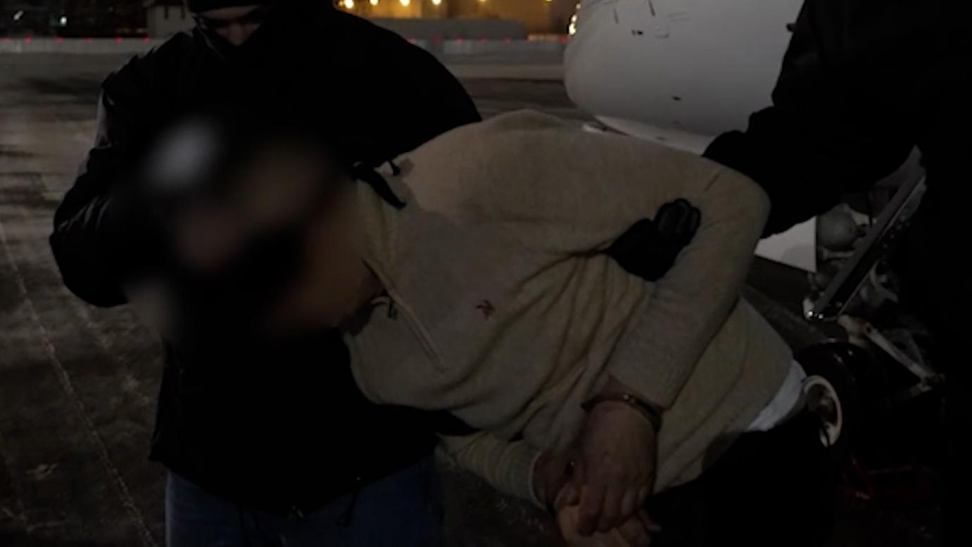 ФСБ показала видео экстрадиции исполнителя покушения на Алексеева