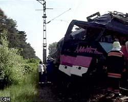27 человек погибли в результате столкновения автобуса с поездом