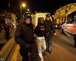 Целью британских погромов стали полицейские участки