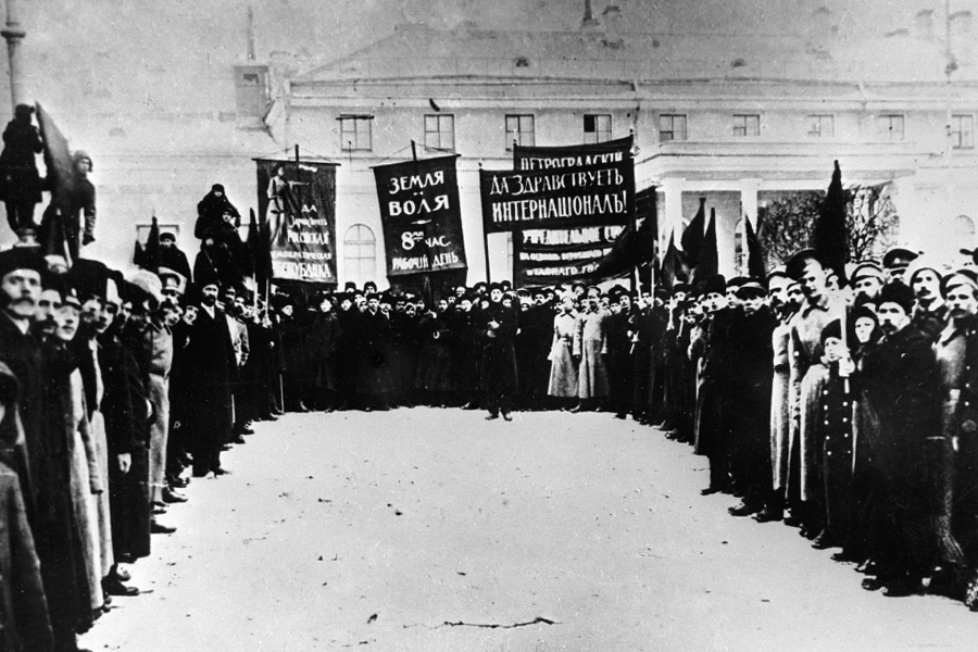Манифестация у Петроградского арсенала. 25 февраля 1917 года
