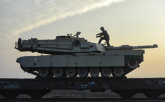 Транспортировка танка на&nbsp;базу США в&nbsp;восточной Румынии. 14 февраля 2017 года
