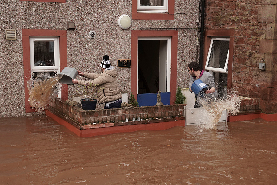 По всей Великобритании выпущено​ более 250 предупреждений о наводнениях: более чем 200 в Англии, свыше 60 в Шотландии и 17 в Уэльсе