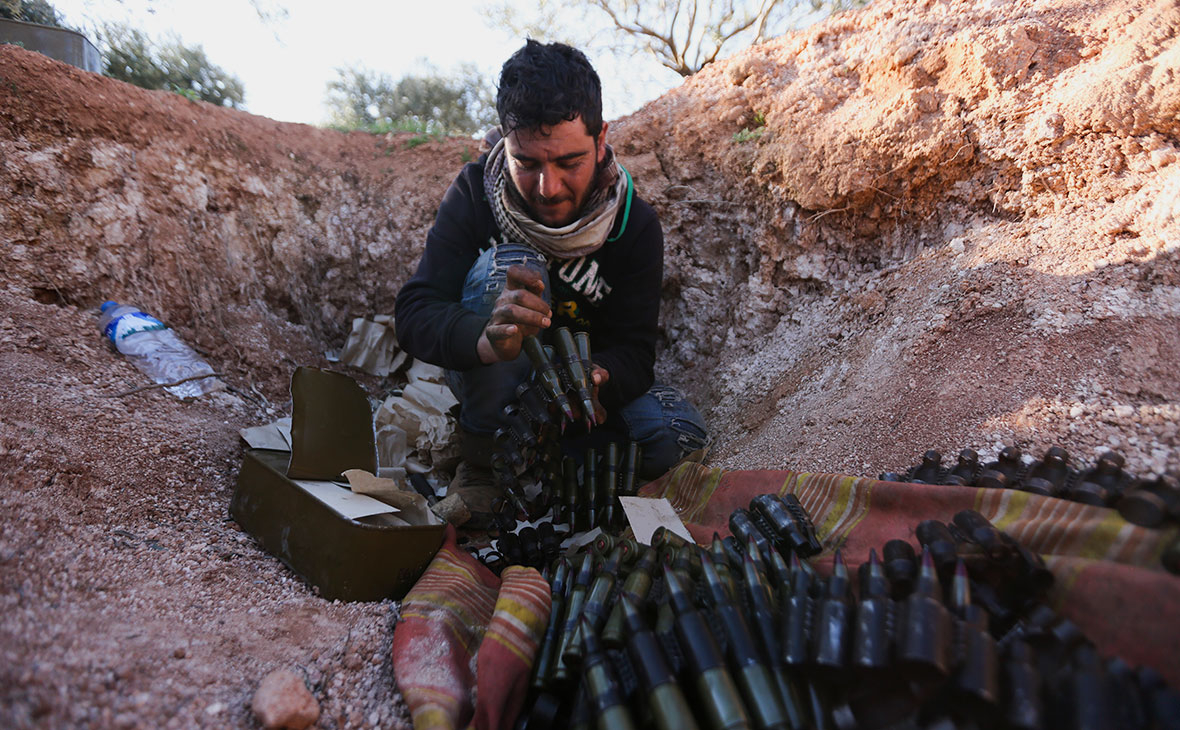 Сирийский боец, поддерживаемый Турцией, на передовой около города Саракиб