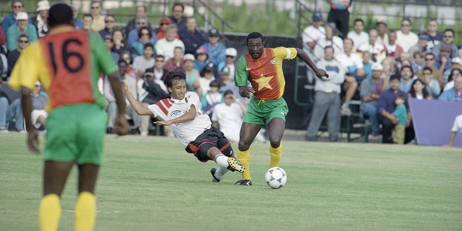 Стефен Татав (крайний справа) в матче за сборную Камеруна
