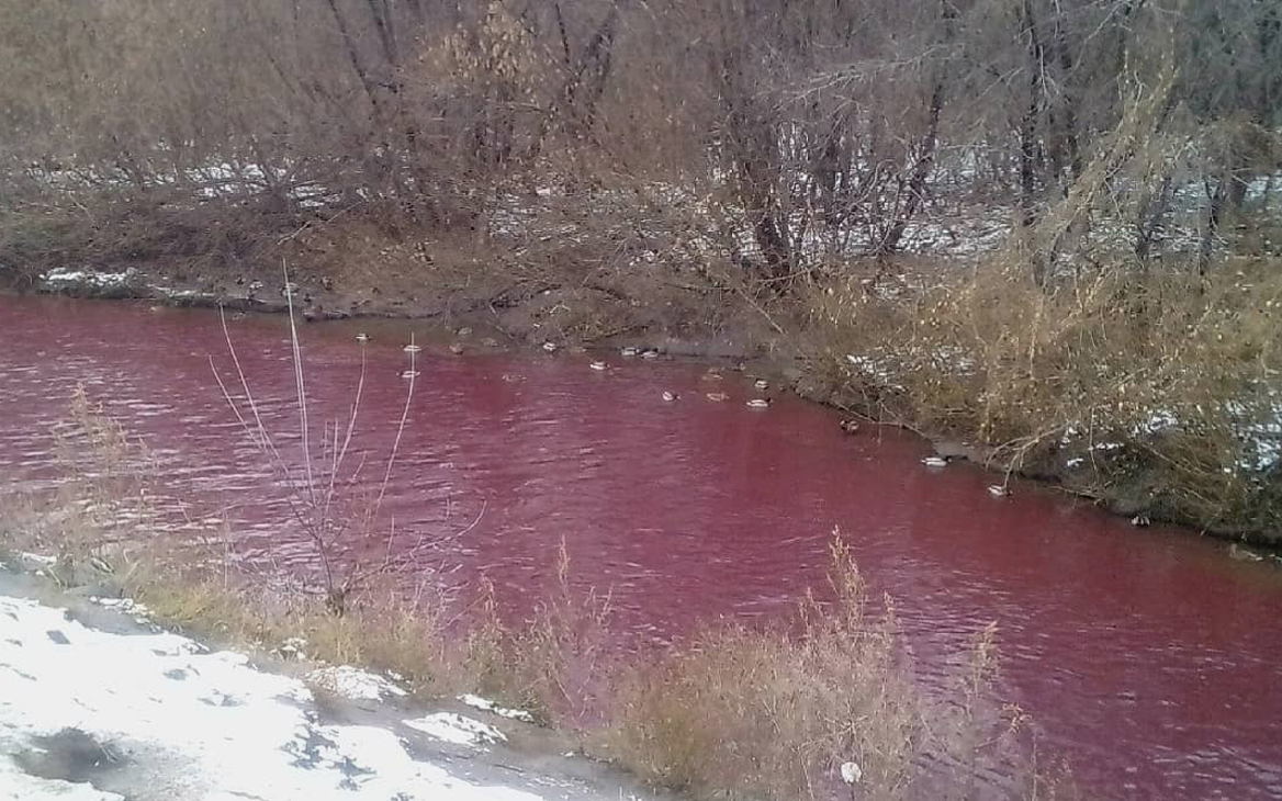 Власти объяснили красный оттенок у реки в Кемерово