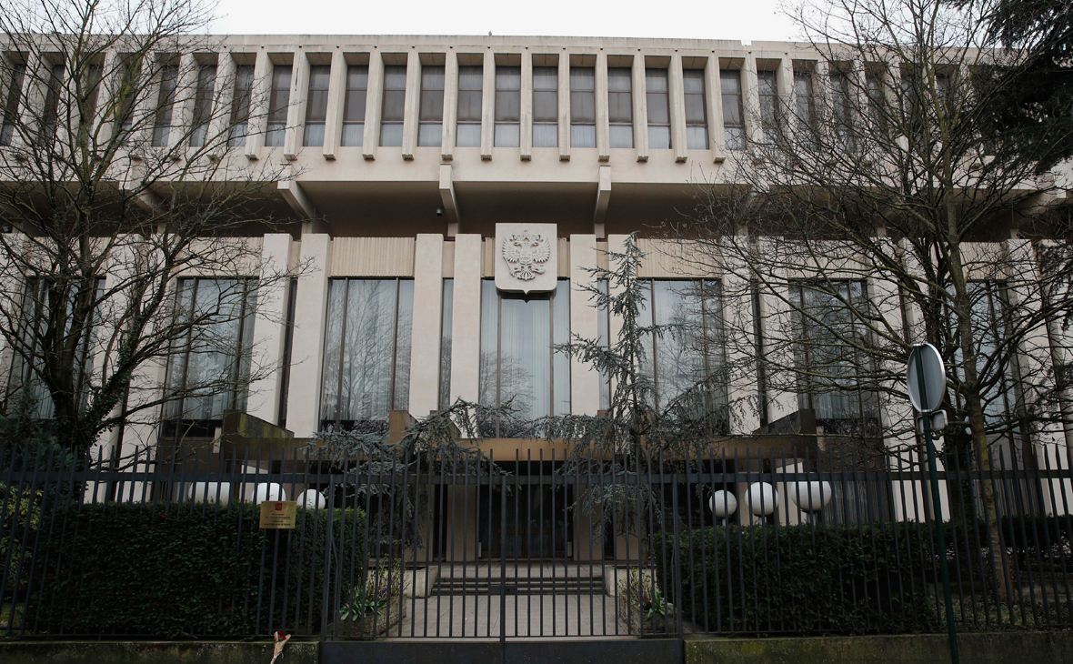 Вид на здание посольства Российской Федерации в Париже