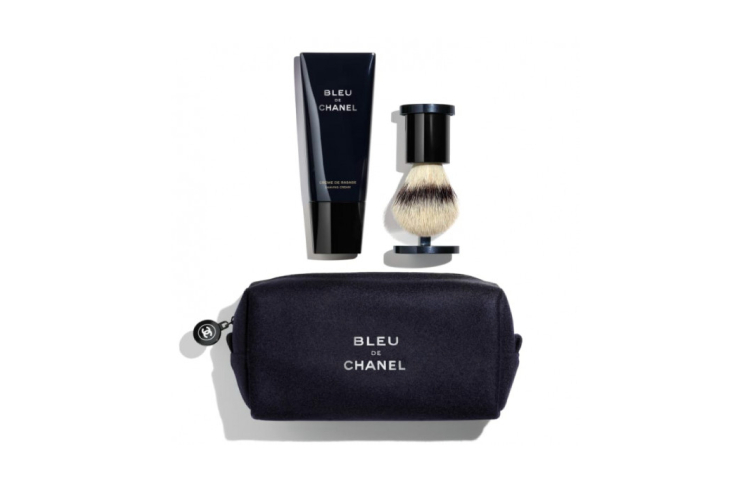 В лимитированный набор для бритья Bleu De Chanel, Chanel входит удобный помазок с искусственным ворсом, а также крем для бритья, который при нанесении превращается из геля в легкую пену, источающую&nbsp;древесные ноты легендарного аромата Bleu De Chanel. Гель для бритья смягчает щетину и предотвращает жжение