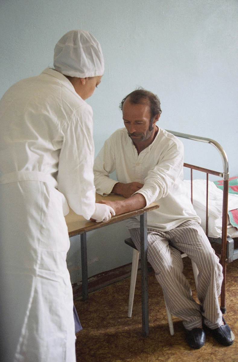 Пациент и медсестра в советской больнице