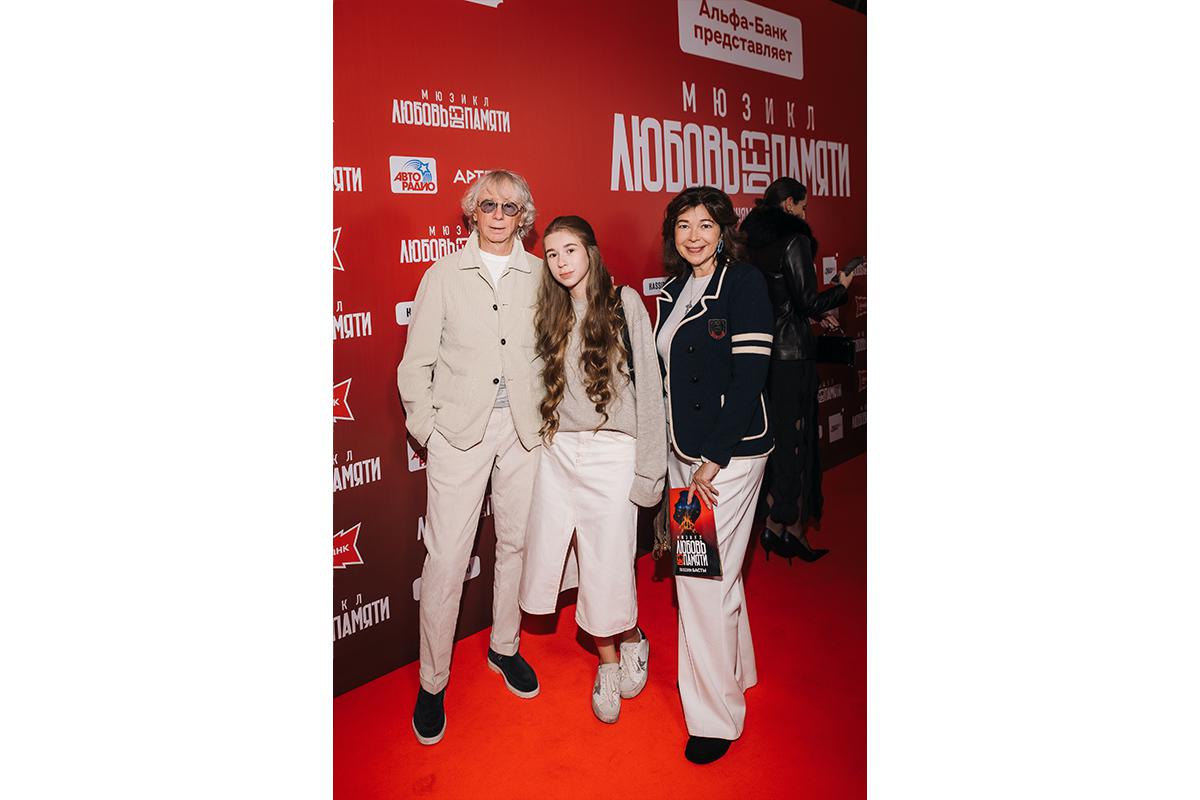 Аркадий Укупник с женой и дочерью