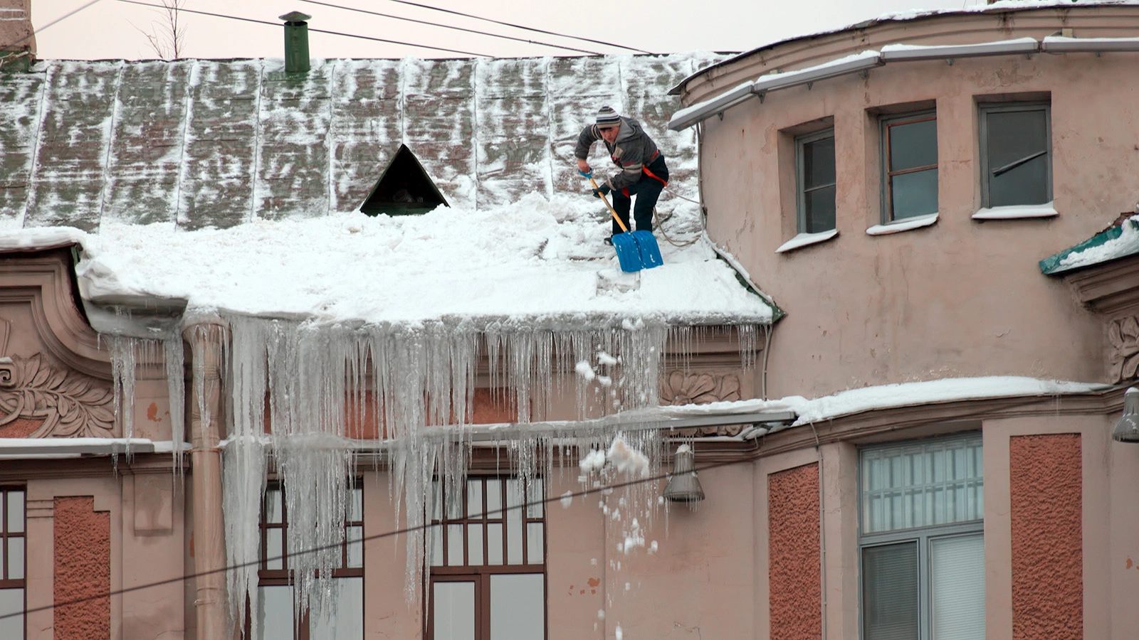 В Петербурге за сосульками на крышах начала следить нейросеть