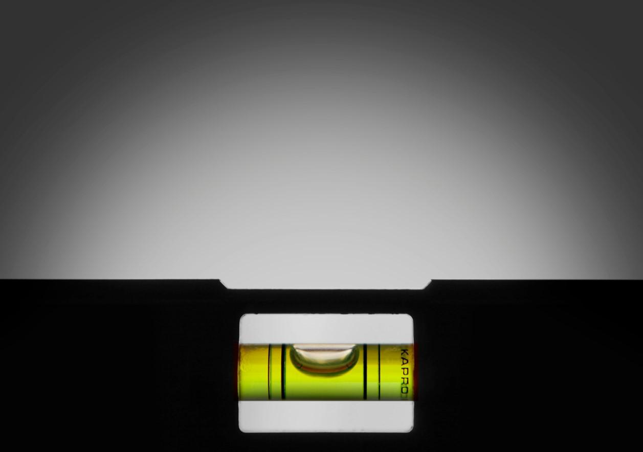 Для установки понадобятся строительный уровень, рулетка, угольник, дрель, шуруповерт, молоток, пила, монтажная пена, крепежные элементы, наличники и доборы