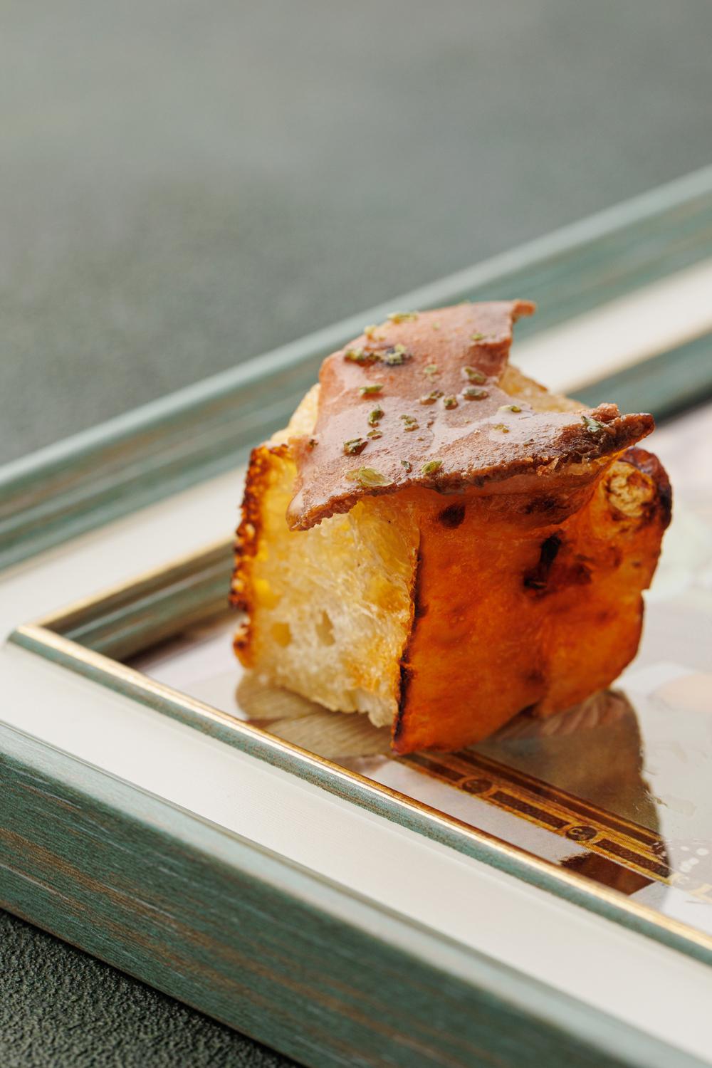 Фокачча с помидорами и боттаргой из тунца, приправленная орегано и оливковым маслом