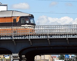 В Петербурге ищут водителя, бросившего грузовик после столкновения с ж/д мостом