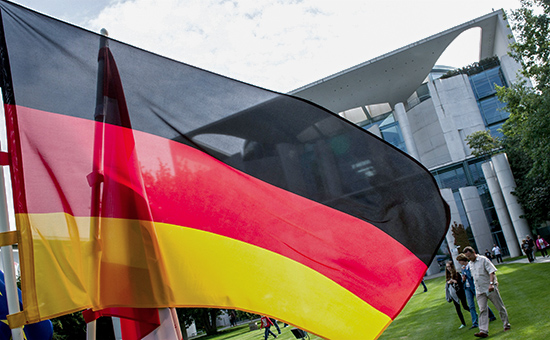 Флаг Германии на фоне&nbsp;здания&nbsp;Ведомства федерального канцлера Германии