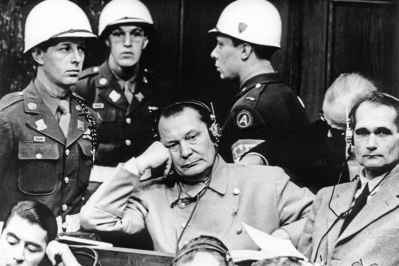 Герман Геринг (в центре) и Рудольф Гесс на скамье подсудимых