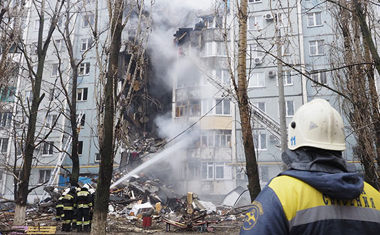 Тушение пожара на месте взрыва бытового газа в жилом многоквартирном доме по улице Космонавтов