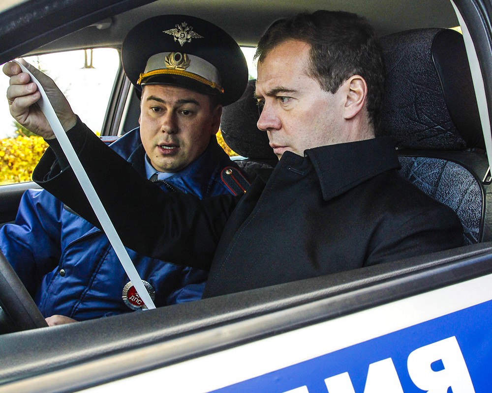 Премьер-министр России Дмитрий Медведев (на первом плане) 