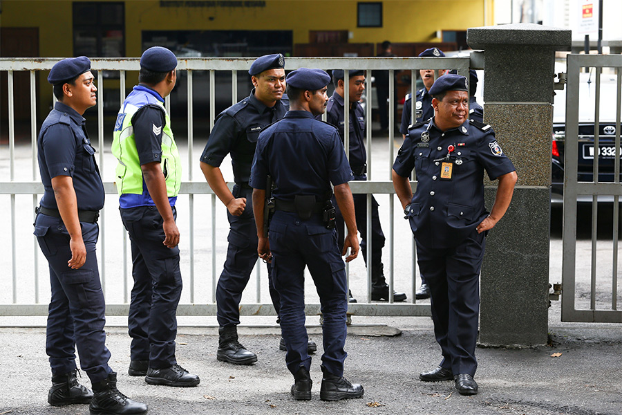 Полиция Малайзии у морга, где находится&nbsp;тело ​Ким Чен Нама


