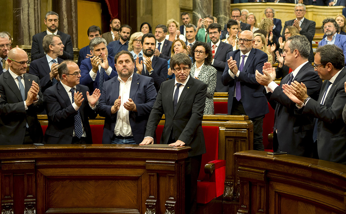 Глава женералитата Каталонии&nbsp;Карлес Пучдемон (в центре) на заседании местного парламента&nbsp;
