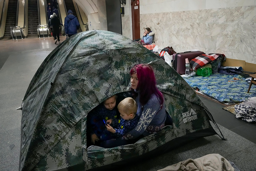 Палатка на станции киевского метро, используемой как бомбоубежище