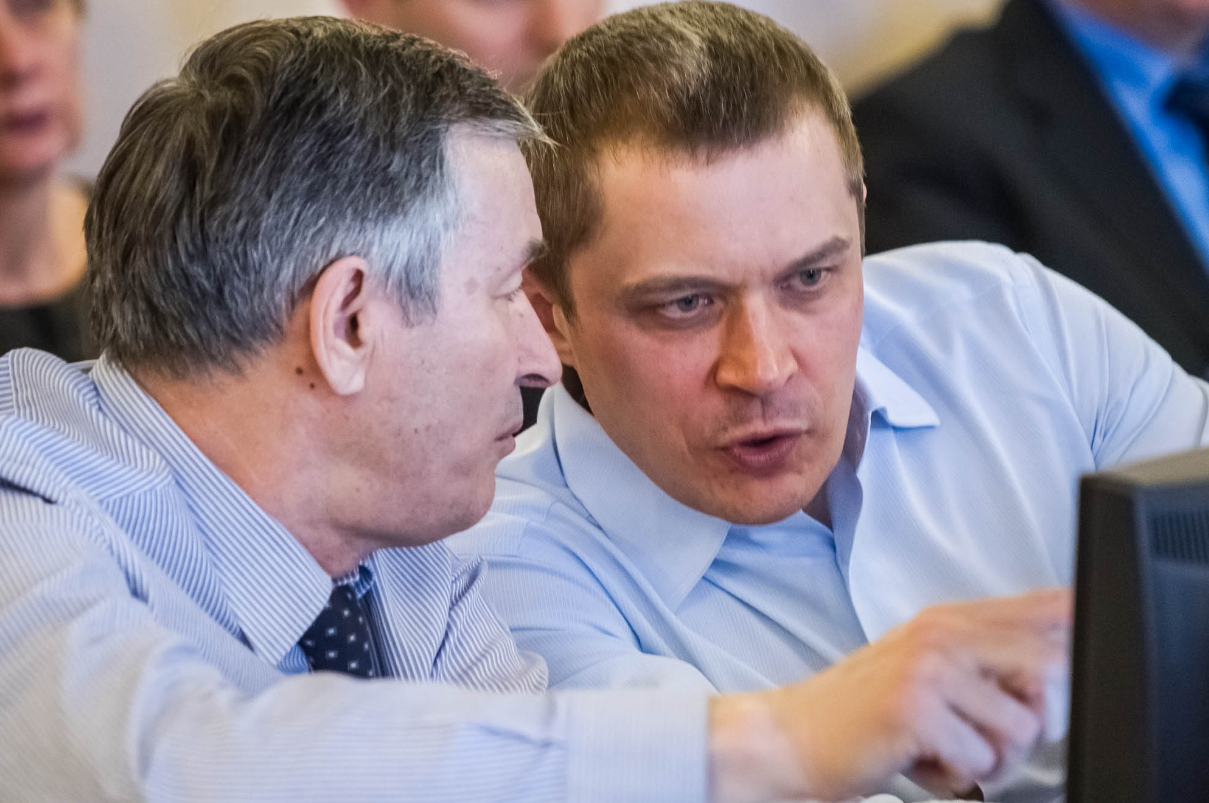Сергей Романов (справа) решил покинуть депутатское кресло.