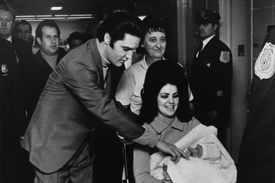 Элвис&nbsp;Пресли и его жена Присцилла покидают госпиталь с новорожденной дочерью Лизой Мари, 1968 год