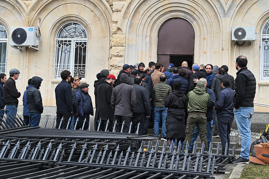 Вечером 18 ноября состоялись переговоры представителей власти и оппозиции. По итогам встречи стороны заключили соглашение, согласно которому в отставку уходят президент и премьер-министр Абхазии.