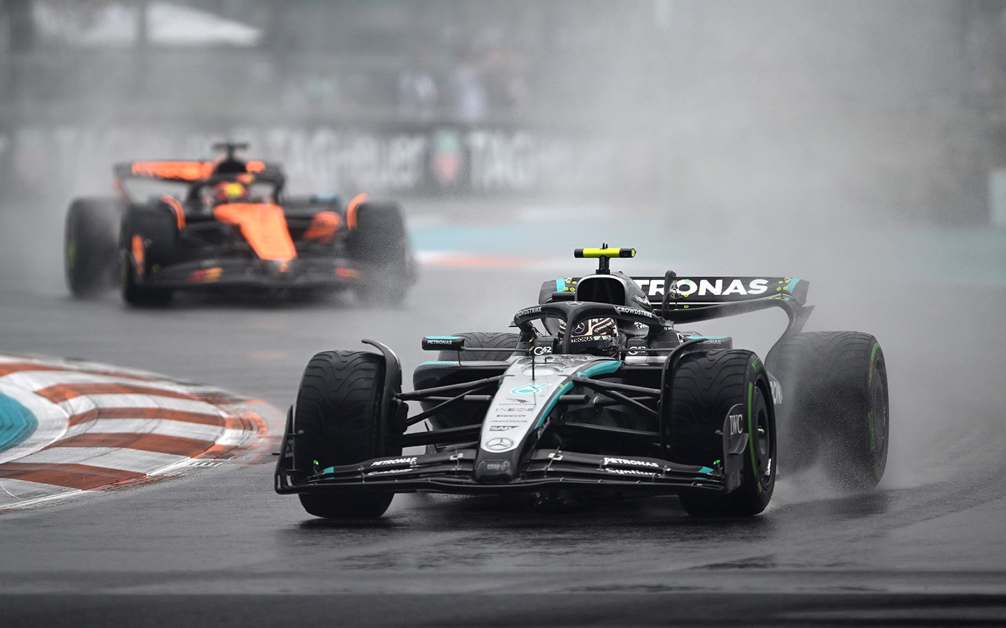 Андреа Кими Антонелли за рулем Mercedes AMG Petronas F1 Team W16 (№ 12) опережает Оскара Пиастри за рулем McLaren MCL39 Mercedes (№ 81) на прогревочном круге во время спринта перед Гран-при «Формулы-1». 3 мая 2025 года, Майами