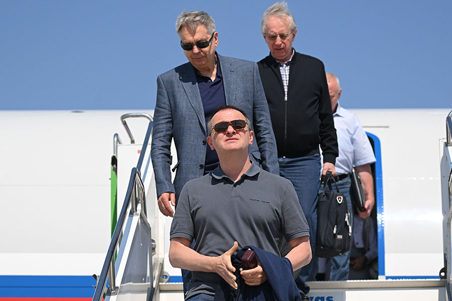 Прилет российской делегации на переговоры в Турцию: Владимир Мединский,&nbsp;Игорь Костюков и Михаил Галузин, 23 июля 2025 года