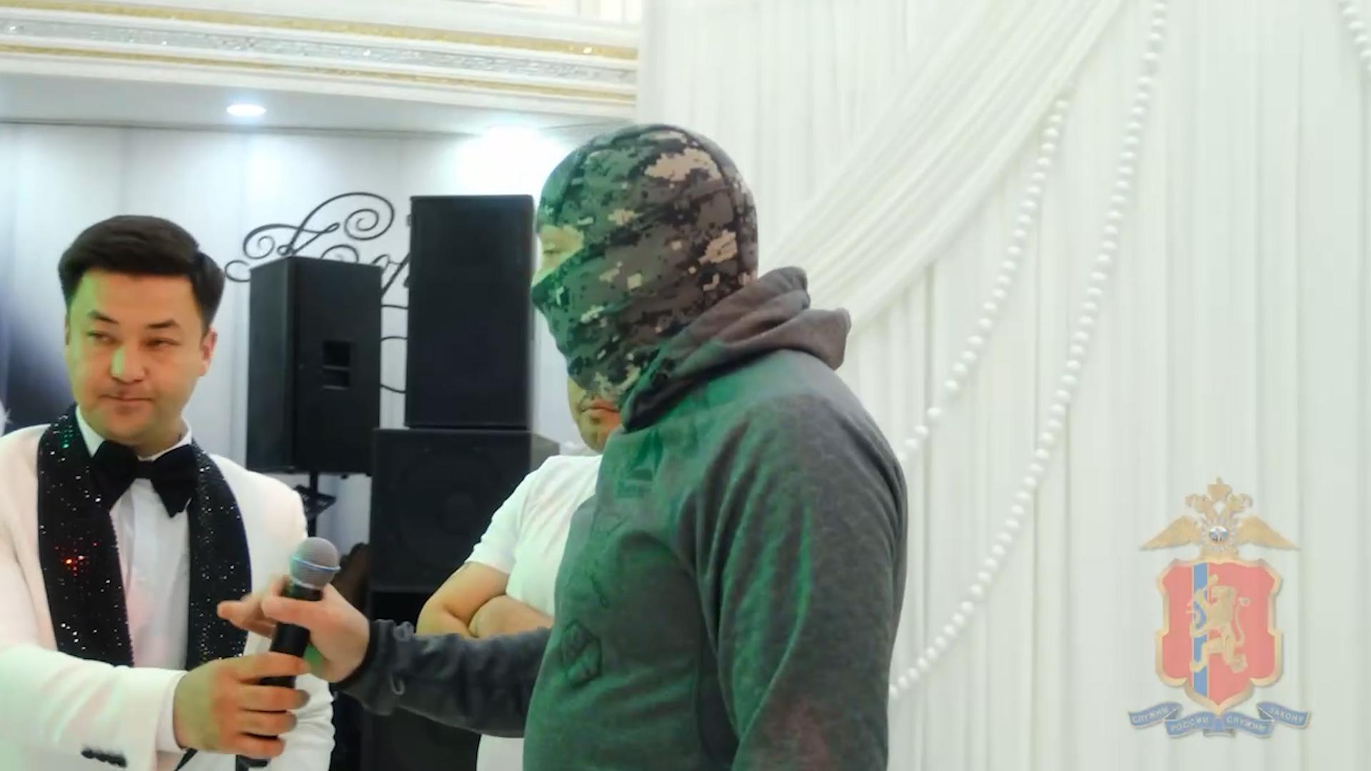 Силовики нашли 8 нелегалов на концерте узбекского певца под Красноярском